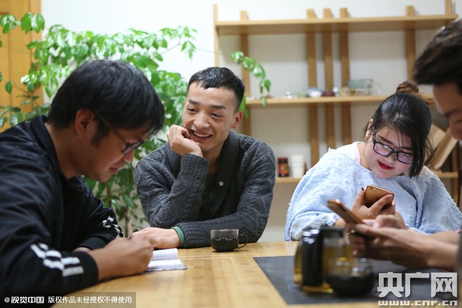 網絡紅人葉良辰現(xiàn)身浙江臺州，接受記者的專訪。