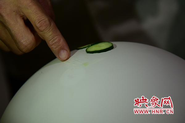 在面團氣球上切菜。