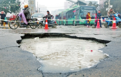 　路面陷了個(gè)大坑，下面是自來(lái)水公司的主管道。
