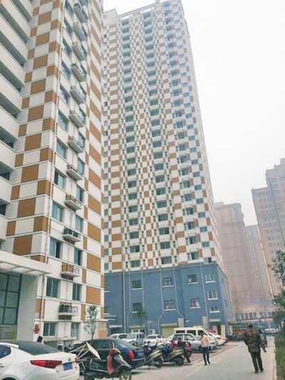 鄭州中基都市春天小區(qū)的公租房一直在閑置,樓下門(mén)面房已營(yíng)業(yè)很長(zhǎng)時(shí)間。
