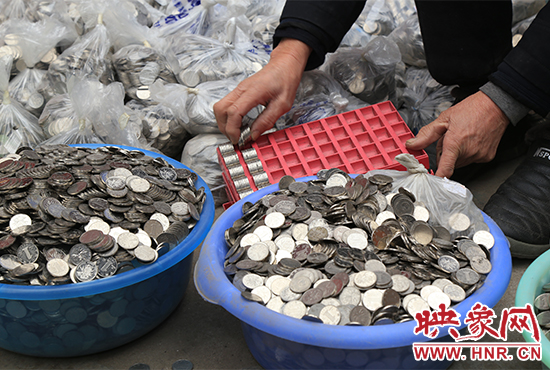 這筆“巨資”大部分已被員工清點(diǎn)好，都是1元硬幣，每500元用一小袋裝起來。