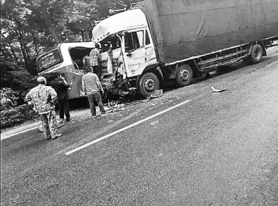 信陽貨車和客車相撞致9人死亡20余人受傷 信陽貨車和客車相撞致9人死亡20余人受傷