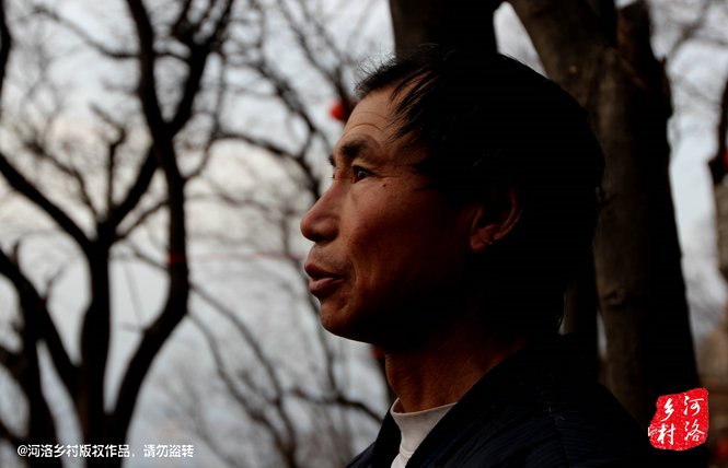 不過老崔對鄰居卻有著十分的不屑，平日里他們的生活，主要是自己種植的蔬菜和野菜，偶爾有山下香客的供奉。而鄰居卻經(jīng)常揀一些驢友丟棄的物品，飲料瓶，塑料紙，或者其它的物品。