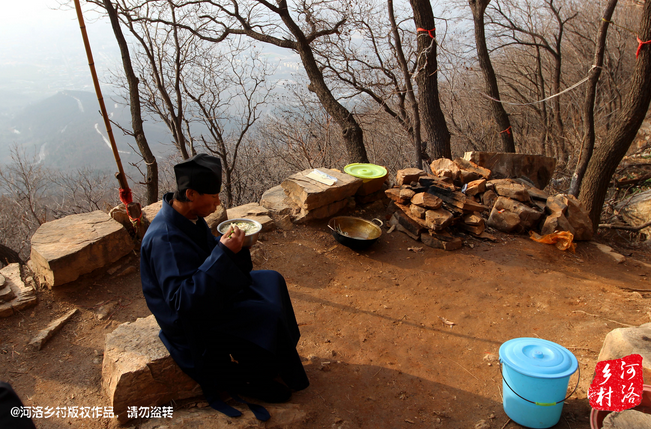 鄰居有時候會拿這些廢品下山，換取一些食物，對于老崔來說，既然出家就該安守清貧，撿破爛換好吃的，不是出家人該做的。他偷偷把鄰居的一大包廢品踢下了山，于是爭吵并且打起了架。