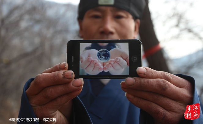 老崔雖然在山上修行，可是家里還有六個兄弟姐妹，家里人來找過他，他認為打工太累了，還需要受氣，不如山中修行自在。通過山下的香客，他花了800塊錢買了一個蘋果手機，這是他在山上最奢侈的一次購物。老崔有些心疼，他說那個香客不應(yīng)該收他錢才對。