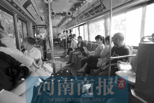 高考家長坐公交“討彩頭” 網(wǎng)友提醒：“別坐985路” 為啥？