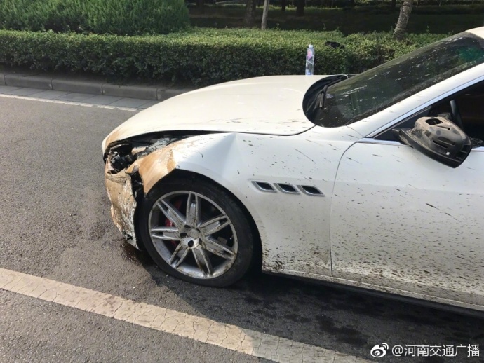 鄭州街頭瑪莎拉蒂與電動(dòng)車(chē)相撞 電車(chē)車(chē)主受傷送醫(yī)