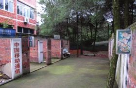 緊挨鐵山坪基地，有一條“迷你”街道，雖然簡陋，但尚未拆去的店鋪名稱顯出了曾經(jīng)的“繁華”。組圖/記者倪志剛