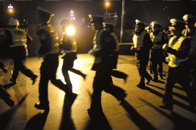 ▲涼山警方連夜出擊打拐。本報記者歐陽曉菲攝