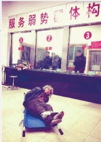 1月7日23點(diǎn)50分，長(zhǎng)沙市救助管理站大廳，一名老年流浪者躺在擔(dān)架上，無助地看著記者。