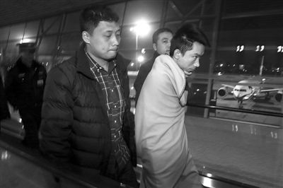 昨日，首都機場，跨國綁架勒索團伙首犯中國籍男子奚某被押解回國。新京報記者 尹亞飛 攝