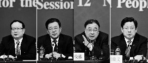 昨天，國(guó)務(wù)院深化醫(yī)藥衛(wèi)生體制改革領(lǐng)導(dǎo)小組辦公室負(fù)責(zé)人王保安、孫志剛、馬曉偉、胡曉義（從左至右）就“醫(yī)藥衛(wèi)生體制改革”有關(guān)問(wèn)題回答記者提問(wèn)。記者王鵬/攝