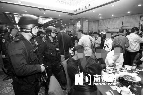 手持微沖、身穿防彈背心的警員進(jìn)入酒樓進(jìn)行調(diào)查。深圳警方供圖