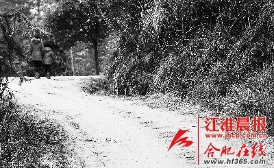 2月21日，媽媽帶著小雪離開(kāi)了村子。 晨報(bào)記者 高博 攝