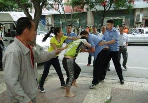 　圖為5月31日，延安城管隊員暴力執(zhí)法場面。