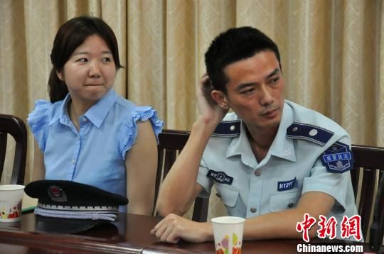 圖為參與“體驗式執(zhí)法”的兩名城管隊員?！埱邸z