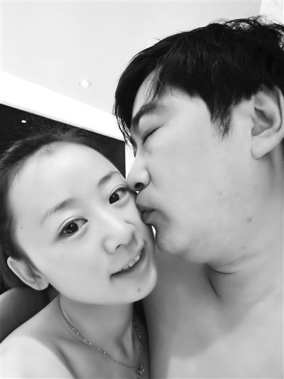 兩人合影。女當事人供圖