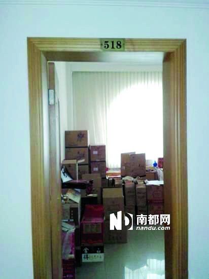 　江蘇靖江市工商局餐廳倉庫里被爆堆滿了高檔酒。