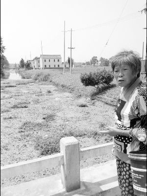 河里長滿浮萍漂著垃圾，村民有時不得已用河水應急
