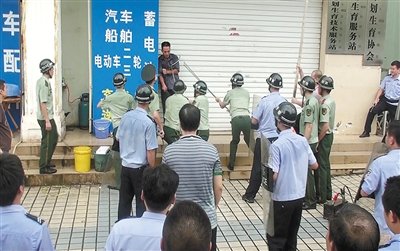 昨日，警方趕到現(xiàn)場制服嫌疑人何某。