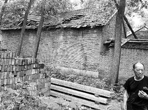 嫌疑人父母時(shí)常外出反映問(wèn)題，家里的房子已破爛不堪。