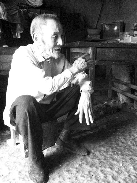 　嫌疑人爺爺說(shuō)起此案仍不住地嘆息