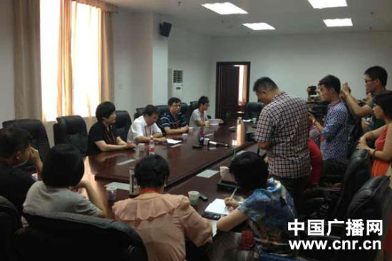 試卷原件展示前向媒體說明情況，并要求媒體不能拍照或攝像