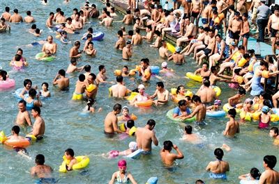 昨日，濟(jì)南市最高氣溫超過37℃，位于市區(qū)黑虎泉畔的泉水浴場(chǎng)免費(fèi)開放。