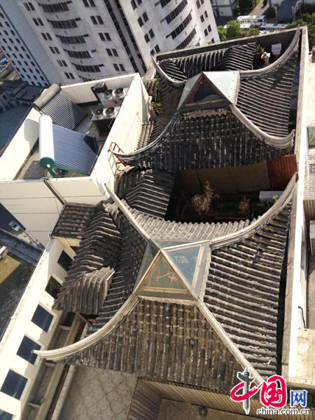 2013年8月14日，江蘇蘇州蘇州市三香大廈高樓18層樓頂東側(cè)陽臺上的“蘇州園林”式別墅，兩座涼亭和兩道回廊，飛檐翹角，一派蘇州園林的氣勢。中國網(wǎng)圖片庫李俊鋒攝影