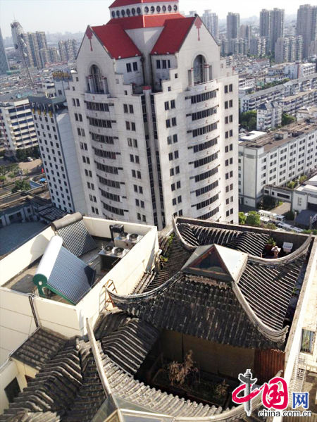 2013年8月14日，江蘇蘇州蘇州市三香大廈高樓18層樓頂東側(cè)陽臺上的“蘇州園林”式別墅，兩座涼亭和兩道回廊，飛檐翹角，一派蘇州園林的氣勢。中國網(wǎng)圖片庫李俊鋒攝影
