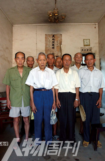 2003年5月，湖南攸縣農(nóng)村的8位志愿軍老兵。10年后回訪時，其中6人已悄然逝去