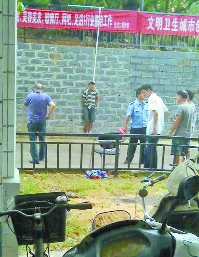 小偷被五花大綁捆在小區(qū)門前的墻壁上示眾。 網(wǎng)友羅先生 攝