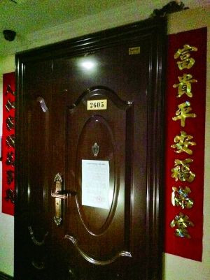 拆除公告昨天仍貼在2605號大門上。