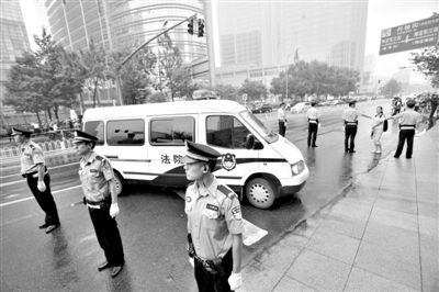 　　昨日早上,押解李某某的車隊(duì)開(kāi)進(jìn)法院。當(dāng)日,李某某等5人涉嫌強(qiáng)奸案在海淀法院不公開(kāi)審理。本版攝影/新京報(bào)記者 王貴彬