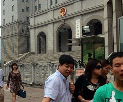 上午10：35分左右，蘇順虎律師和其家屬從法院西大門出來。