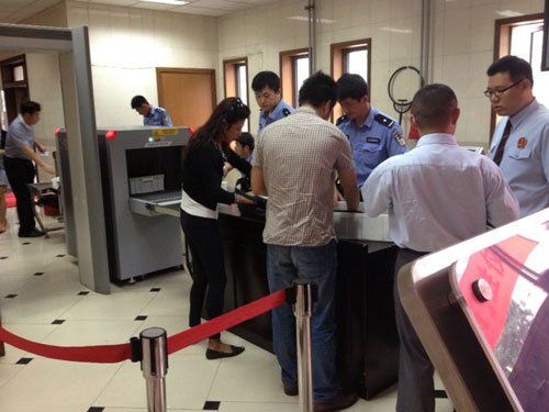 上午蘇順虎律師和其家屬安檢進(jìn)入法院。