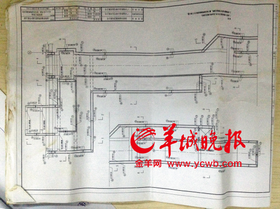 舉報人洪先生稱，里面標注“100”（圖紙默認單位為毫米）的地方，均按照13厘米的鋼筋間距施工