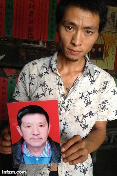 程興貴的兒子程正鵬拿著父親的遺照。程興貴自殺后，政府補償程家6000多塊錢，并終于認定了程興貴的代課教齡。 (南方周末記者雷磊/圖)