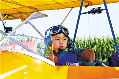 8月31日，5歲半“裸跑弟”從河北固安駕駛飛機(jī)飛越北京野生動(dòng)物園。圖/CFP
