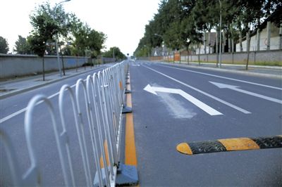 樓梓莊路東，飚車的路已經(jīng)安裝了隔離護(hù)欄和減速帶。新京報(bào)記者