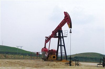 長慶油田標準化井場，位于定邊縣新安邊鎮(zhèn)店子坪村黃土高原上。