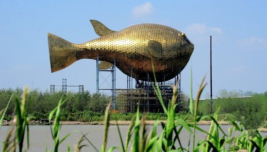 昨天，揚中市西沙島，正在施工的河豚塔金光閃閃