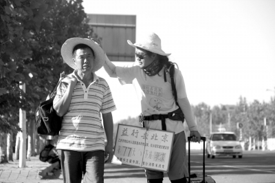 徒步旅途的第77天，雷闖與父親一起前行。雷闖供圖