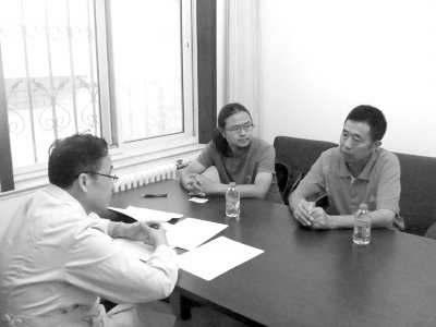 9月13日下午，雷闖(中)與父親在國家衛(wèi)計委遞交建議信，與衛(wèi)計委工作人員交流。　雷闖供圖