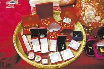 10月1日，王小姐在廣東汕頭舉行婚禮，她的彩禮包括3個玉鐲、多個金戒指及一張銀行卡。新京報記者 吳振鵬 攝