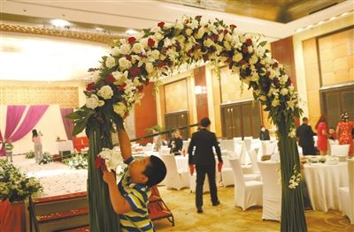 10月5日，北京萬達(dá)索菲特酒店，婚宴剛剛結(jié)束。新人介紹，一場婚宴花掉父母20萬元。新京報記者 尹亞飛 攝