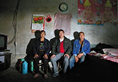 10月18日，自鋸病腿的鄭艷良所在的保定市清苑縣東臧村，有多家農(nóng)戶大病難醫(yī)，村民王新建（中）得了白血