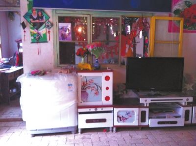 麻永東屋里的家具電器仍是嶄新的。