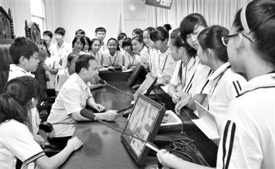 2013年5月30日，結(jié)合當(dāng)前國內(nèi)民眾普遍關(guān)注的“校長開房”、“強(qiáng)奸猥褻”等事件，廣西上思縣人民法院邀請(qǐng)中小學(xué)生到法院觀摩案件的庭審，提高他們的守法、維權(quán)意識(shí)。圖/IC