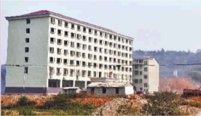 10月23日,長(zhǎng)沙市岳麓區(qū)蓮花鎮(zhèn)云蓋村村委會(huì)的辦公大樓。 實(shí)習(xí)記者 李健 攝 10月23日,長(zhǎng)沙市岳麓區(qū)蓮花鎮(zhèn)云蓋村村委會(huì)的辦公大樓。 實(shí)習(xí)記者 李健 攝